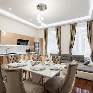 Centrum Opera Luxury With Free Garage Apartment